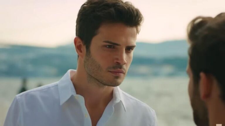 Ege marszczy brwi, patrząc groźnie na Ardę