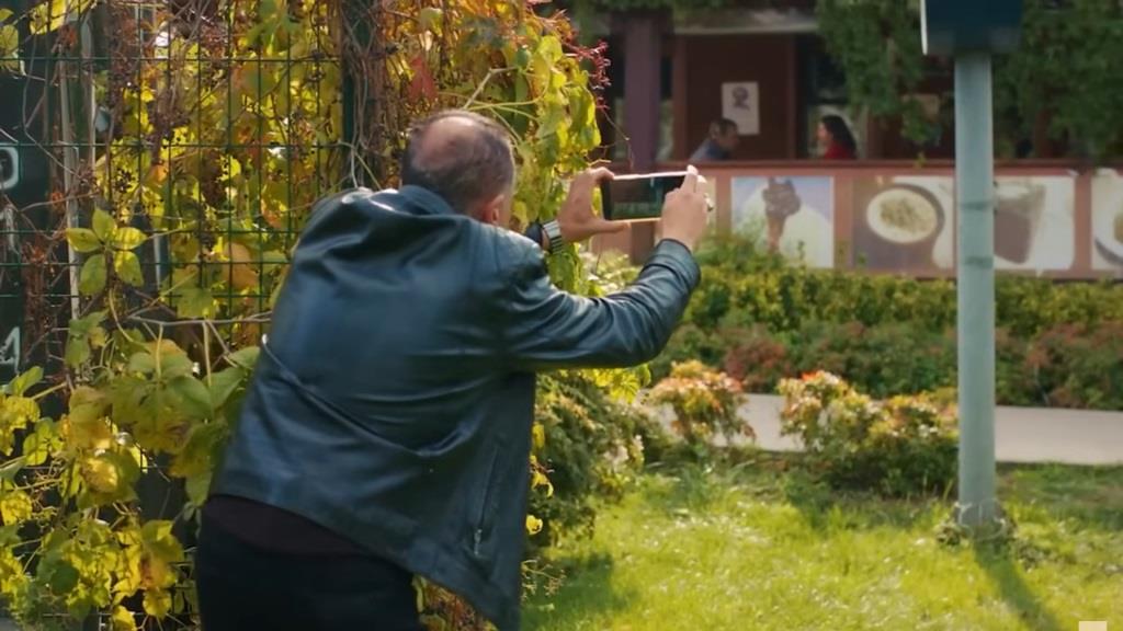 Detektyw Soner fotografuje siedzących w restauracji Suata i Yildiz.