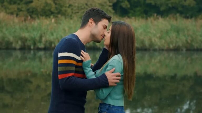Ege i Zeynep całują się.