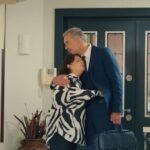 Naciye zabiera klucz z kieszeni Bulenta.