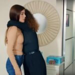 Melis przytula Zeynep, prowadząc z nią cyniczną grę.