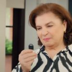 Naciye z radością patrzy na klucz do sekretnej szuflady.