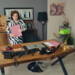 Naciye odkrywa dokumenty w sekretnej szufladzie.