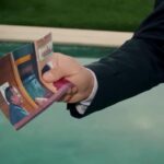 Zdjęcie, które Kuzey trzyma w ręce, a na którym znajdują się Suat i Yildiz w restauracji.