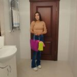 Zeynep w łazience w domu Belkis. W rękach trzyma wiadro.