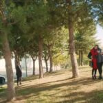 Kuzey zauważa Elif i kobietę ze zdjęcia w parku.