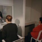 Naciye odwiedza Gonul w więzieniu.