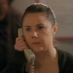 Gonul trzyma słuchawkę przy uchu.