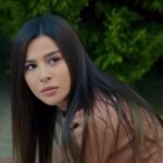 Zeynep podnosi się z ziemi, patrząc na Belkis.