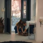 Yigit pomaga Zeynep podnieść torebkę.