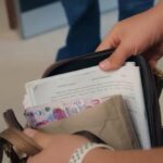 Podnosząc torebkę Zeynep, Yigit zauważa znajdujące się w niej pieniądze.