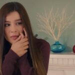 Zeynep trzyma się za policzek po uderzeniu Belkis.