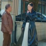 Handan rozmawia z Sonerem na rogu kancelarii.