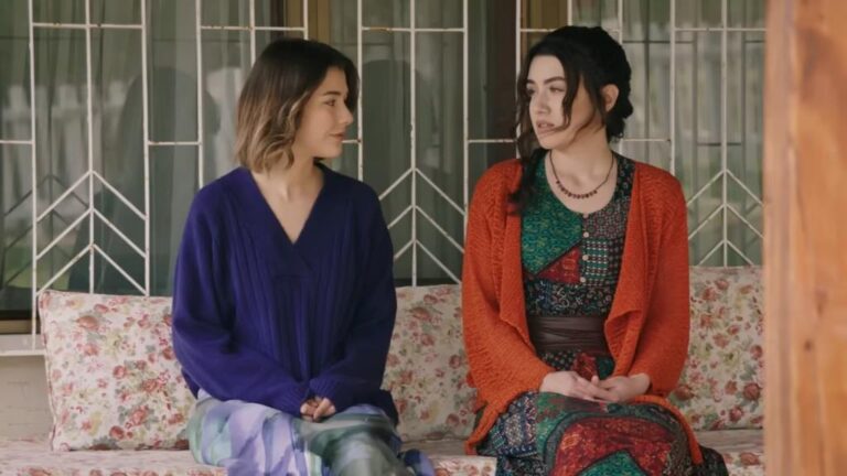 Kadr z 84. odcinka serialu "Wichrowe Wzgórze". Selma i Zeynep siedzą na ławce przed oficyną. Zeynep zwierza się siostrze ze swojego zamiaru zrealizowania projektu na własną rękę.