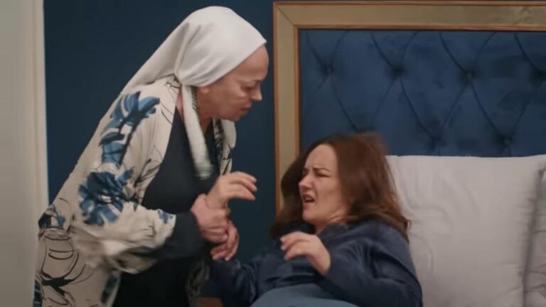 W środku nocy Zumrut wchodzi do pokoju Songul i próbuje zrzucić ją z łóżka.