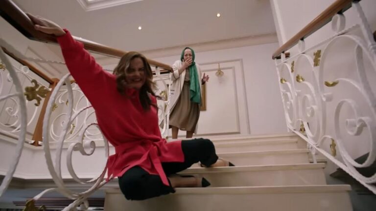 Plan Songul obraca się przeciwko niej i sama spada ze schodów.