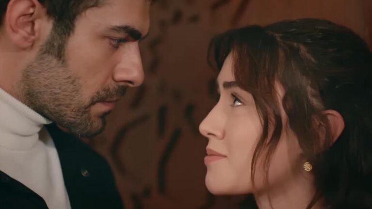 Kadr z 46. odcinka. Halil pozwala Zeynep zamieszkać z babcią w rezydencji.
