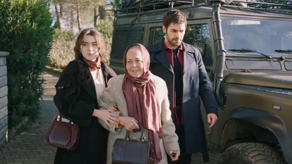 Kadr z 48. odcinka "Wichrowego Wzgórza". Halil, Zumrut i Zeynep wracają z zakupów.