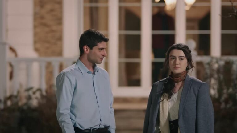 Kadr z 50. odcinka "Wichrowego Wzgórza". Orhan i Zeynep stoją na zewnątrz. Dziewczyna ma na sobie jego marynarkę.