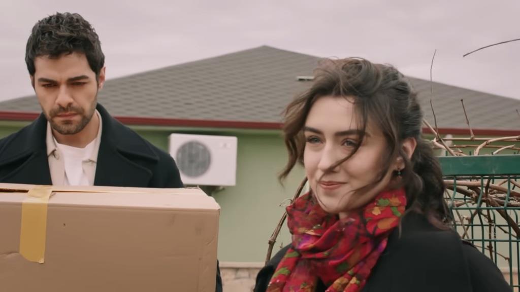 Kadr z 53. odcinka "Wichrowego Wzgórza". Halil i Zeynep niosą pomoc potrzebującym.