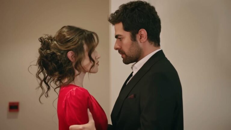 Halil obejmuje Zeynep za ramiona.