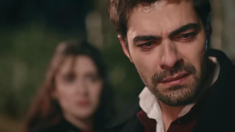 Kadr z 57. odcinka "Wichrowego Wzgórza". Do oczu Halila cisną się łzy.