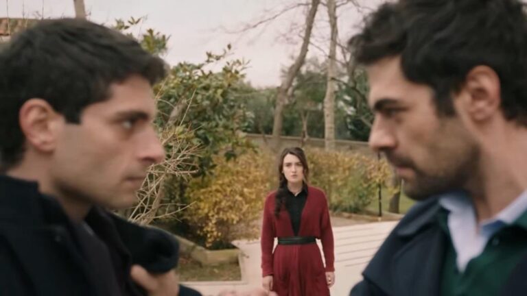 Kadr z 153. odcinka "Wichrowego Wzgórza". Orhan i Halil stoją twarzą w twarz. W tle widać Zeynep.