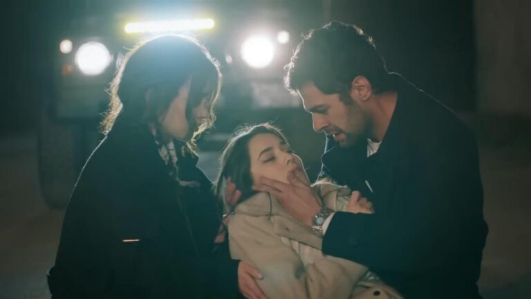 Kadr z 61. odcinka "Wichrowego Wzgórza". Halil trzyma na rękach postrzeloną Gulhan.