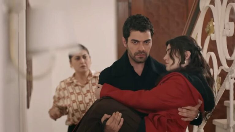 Hali wnosi Zeynep na rękach do rezydencji.