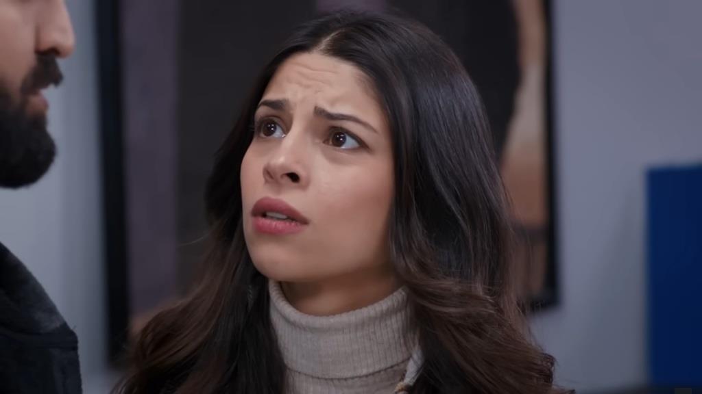 Ayse jest przestraszona, myśląc, że Ferit chce ogłosić ich związek.