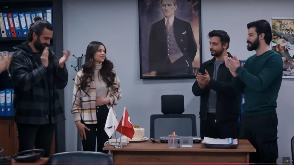 Policjanci biją Ayse brawo z okazji jej ósmej rocznicy pracy w policji.