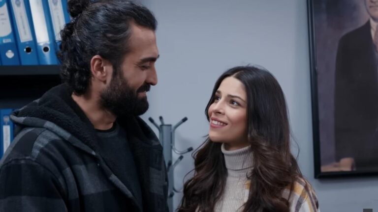 Kadr z 750. odcinka "Dziedzictwa". Ayse ogłasza swój związek z Feritem.