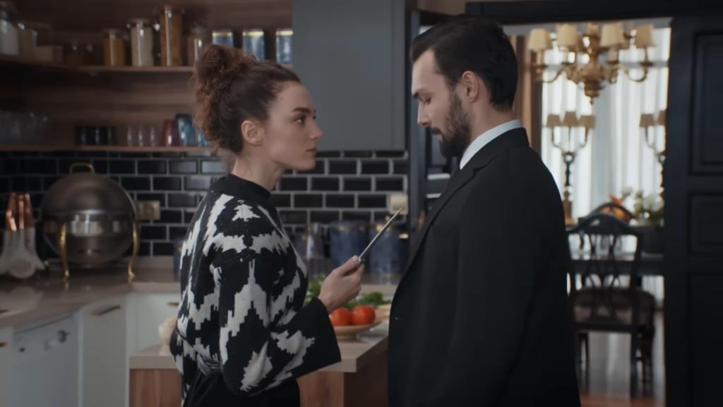 Nana stoi przed Kubilayem z nożem w ręku. Wbija w niego ostre, przeszywające spojrzenie.