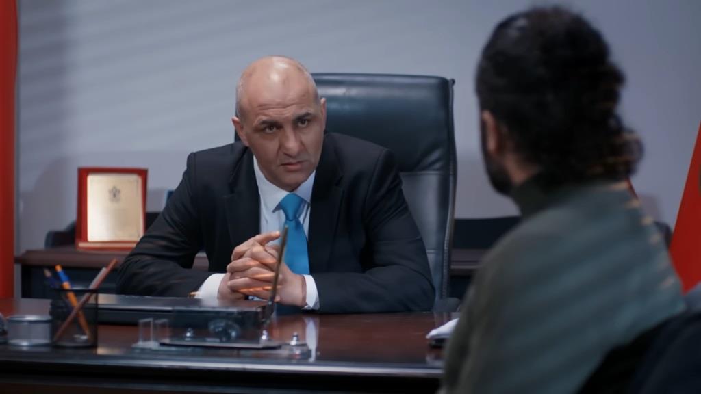 Inspektor mówi Feritowi o tajnej misji.