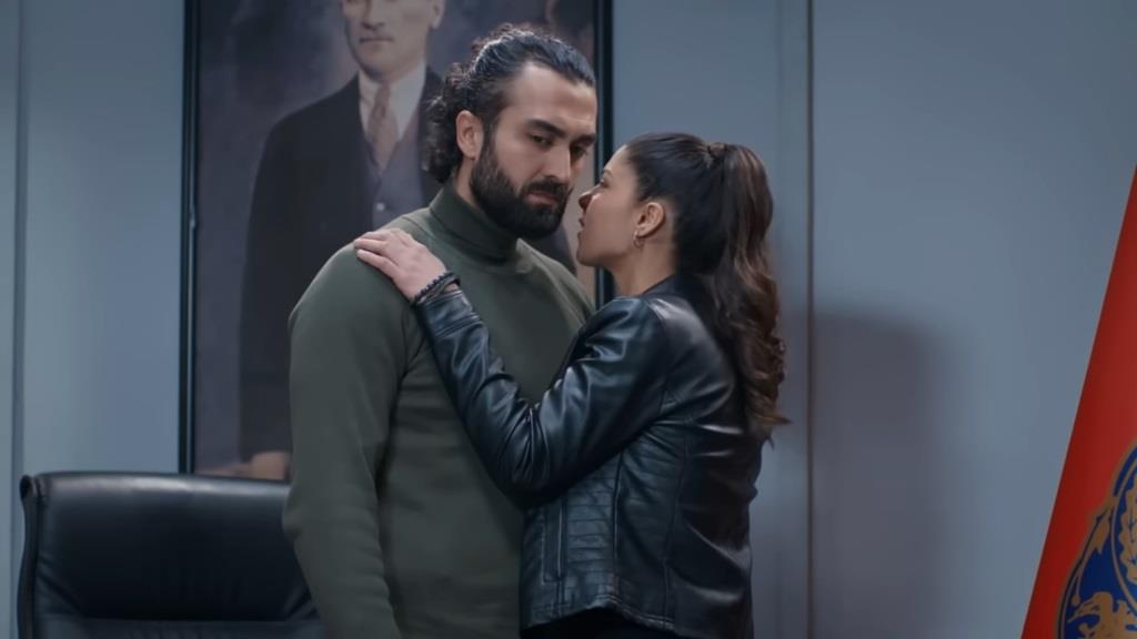 Ayse szepcze komisarzowi na ucho, że założy jego ulubioną sukienkę.