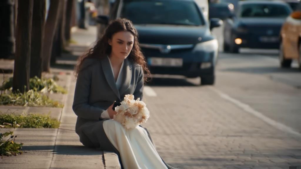 Nana siedzi na chodniku. Jest zła na Yamana.