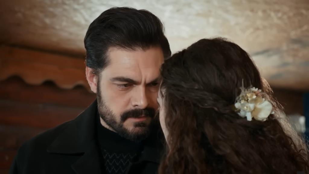 Yaman mierzy Nanę stanowczym spojrzeniem.