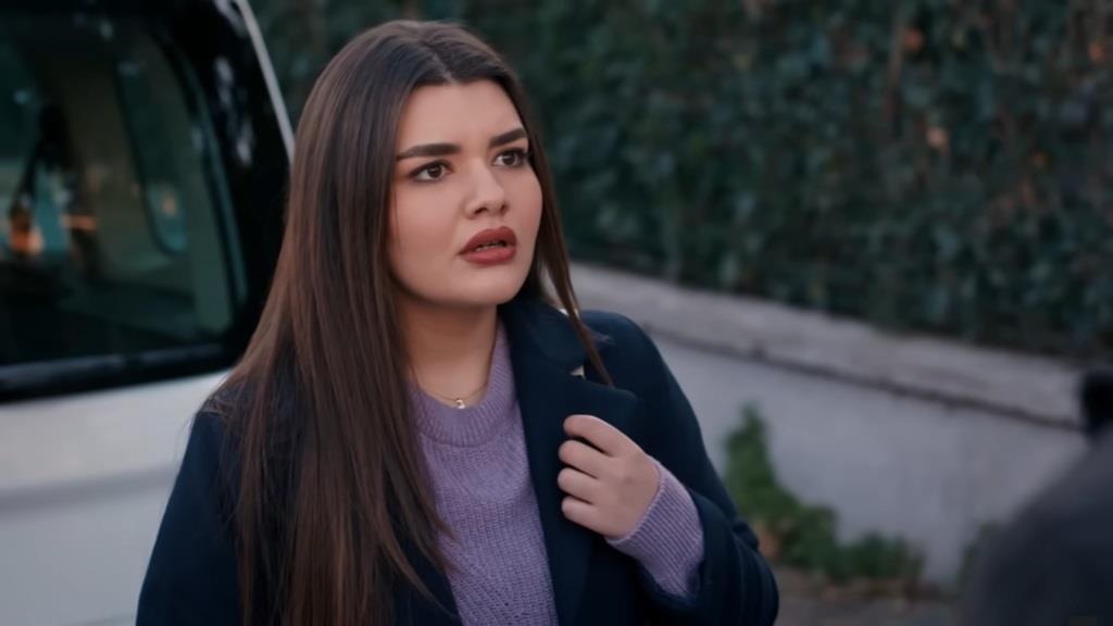 Nese jest w szoku, widząc Volkana i Basak trzymających się za ręce.