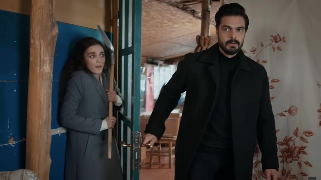 Kadr z 752. odcinka serialu "Dziedzictwo". Yaman wchodzi do pokoju, nie widząc chowającej się Nany.