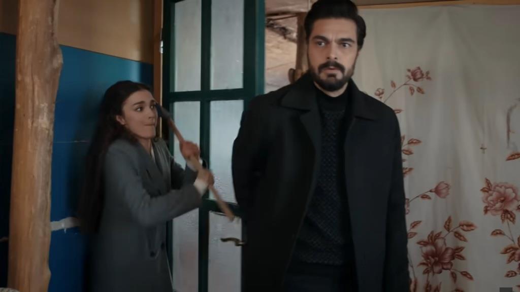 Nana atakuje Yamana łopatą.