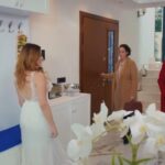 Scena tuż po przybyciu Yildiz i Murvet do domu Firdevs. Pani domu prezentuje się im w sukni ślubnej.