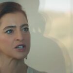 Firdevs patrzy groźnie na zamkniętą na balkonie Yildiz.