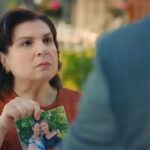 Naciye pokazuje Bulentowi zdjęcie, na którym Gonul i Zeynep są razem.