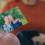 Zbliżenie na zdjęcie Gonul i Zeynep, które znajduje się w ręce Bulenta.