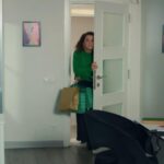 Melis zakrada się do pokoju Zeynep, trzymając w ręce kilka torebek z drogimi rzeczami.