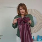 Feraye trzyma w rękach koszulę nocną, którą znalazła w pokoju Zeynep. Z niedowierzaniem spogląda na metkę z zawrotną ceną.