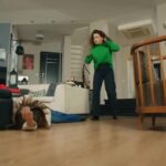 Nieprzytomna Zeynep leży na podłodze. Melis, która ją popchnęła, stoi obok.