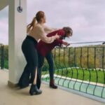 Firdevs wypycha Yildiz za balustradę balkonu.