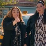 Firdevs i Handan przyjeżdżają taksówką przed dom Yildiz. Widzą tam odjeżdżającego Suata.