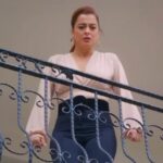 Firdevs spogląda na dół.